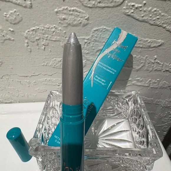 Thrive Causemetics Highlighting Stick - Racquel - Picture 3 of 6